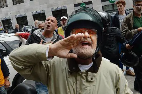 Nella passerella di Genova Grillo scortato da pregiudicato