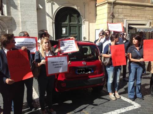 Protesta contro il posto auto di Marino vicino al Senato