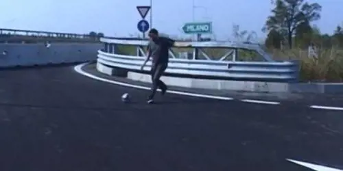 Giallo sul calcetto in A35: Brebemi: "Il video un falso" I ragazzi: "Tutto vero"