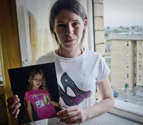 La mamma della piccola Fortuna Loffredo con la foto della figlia  di sei anni