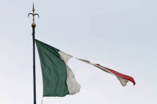 Il Tricolore strappato dalla bora sul municipio di Trieste