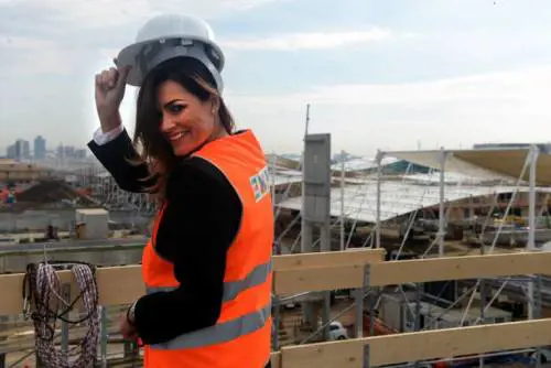 Alena Seredova stringe l'ultimo bullone del Padiglione Ceco