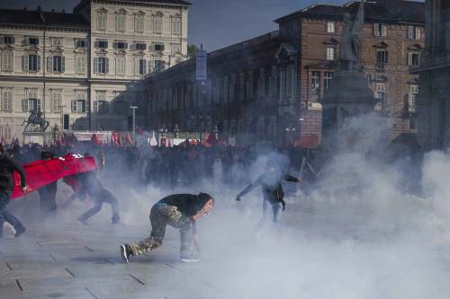Tensione al corteo di Torino. Blitz di studenti e centri sociali. Bottiglie contro la polizia