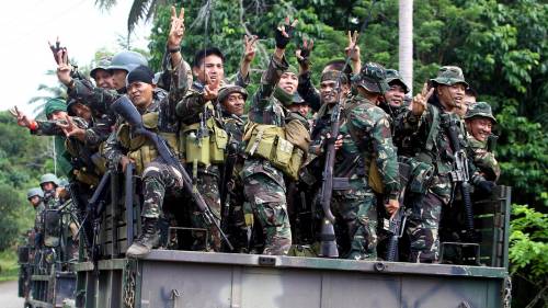 Soldati dell'esercito filippino in allerta a Patikol
