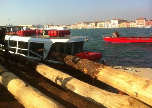Venezia, vaporetto contro chiatta: 7 feriti