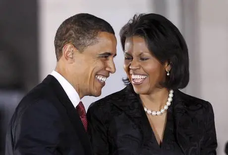 Obama: "Al ristorante mi hanno rifiutato la carta di credito" Alla fine paga Michelle