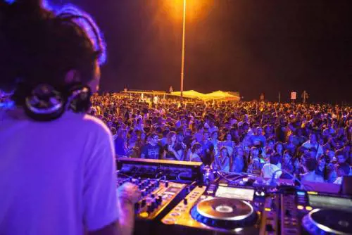 Più sconosciute baci, più drink gratis hai: è il "Lemon fluo party"