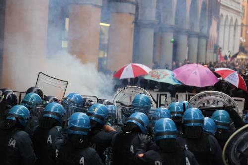 A Bologna la violenza del corteo antagonista
