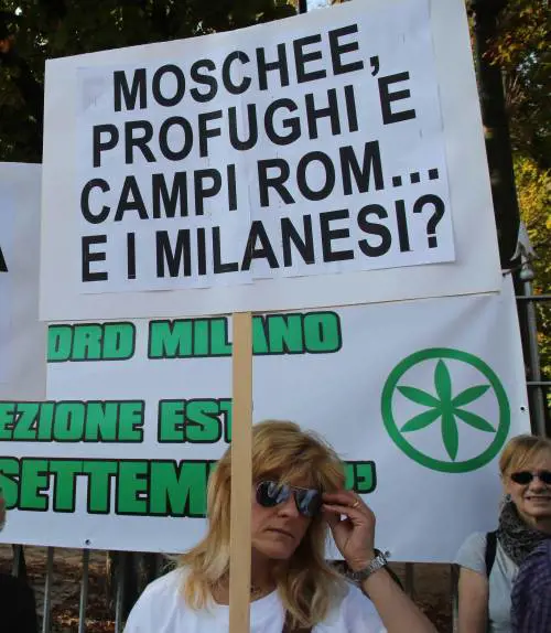 Da una piazza piena fischi alla moschea e cori contro Pisapia