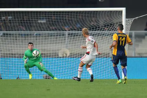 Honda lancia il Milan, impresa della Lazio a Firenze
