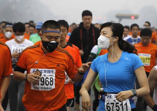 Pechino, maratona con le maschere antigas