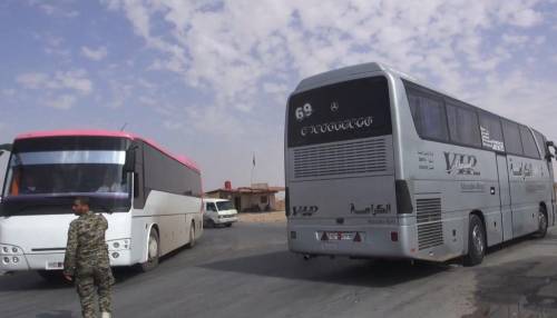 Lungo i 500 chilometri che da Damasco raggiungono Homs anche il bus che porta a Raqqa