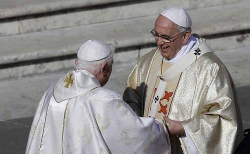 Francesco e Benedetto XVI si abbracciano prima della Messa per la beatificazione di Paolo VI