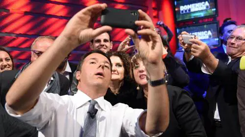 Quel selfie va abolito. Anzi, no. La tenzone tra puristi e innovatori