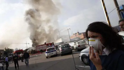 Parco Marinella, incendio nell'ex campo rom a Napoli