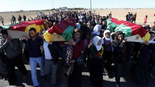 Le bare dei combattenti curdi uccisi a Kobane