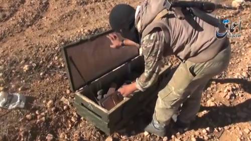 Un uomo dell'Is apre una cassa di granate in un fotogramma dal video