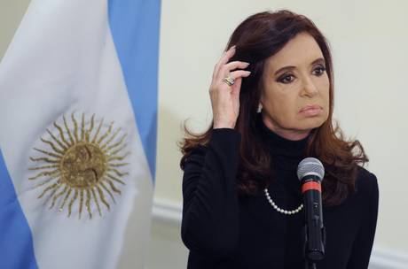 L'imputata Cristina Kirchner è nei guai sino al collo. Per riciclaggio e frodi