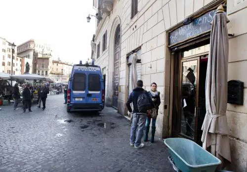 Roma, blitz a Campo dei fiori. Controlli nei locali della piazza: 800mila euro di evasione
