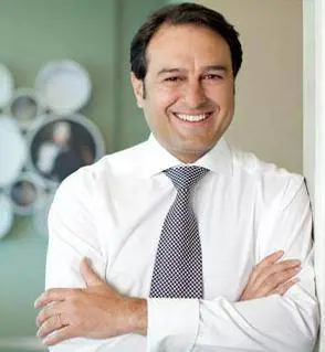 Luxottica pesca all'estero il nuovo ad