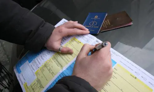 Avviso agli automobilisti: patente e libretto dovranno coincidere