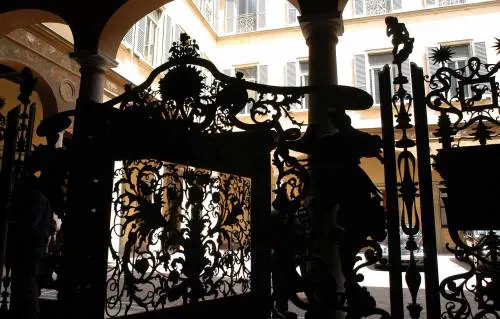 Nella moda Prada supera Armani Mediaset regina delle tv. Stabili i big  del credito, ma con pochi prestiti