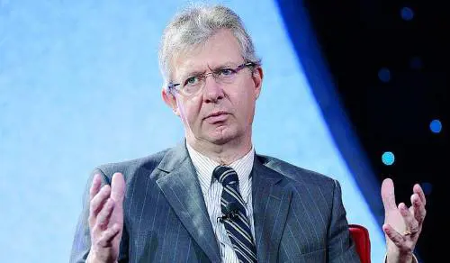 Luxottica sale in Borsa: +1,9% Ma al mercato restano i dubbi