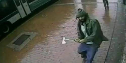 Aggressione a New York: due agenti feriti da un uomo armato d'accetta