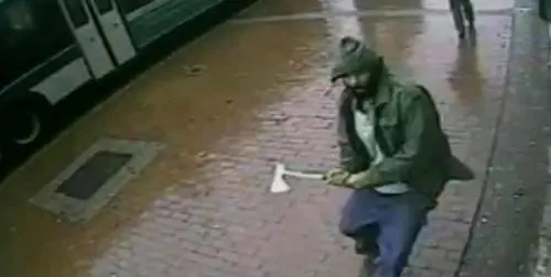 Aggressione a New York: due agenti feriti da un uomo armato d'accetta