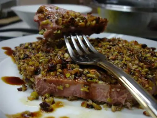 Una ricetta per chi ama l'agrodolce: filetto di maiale al miele e pistacchi