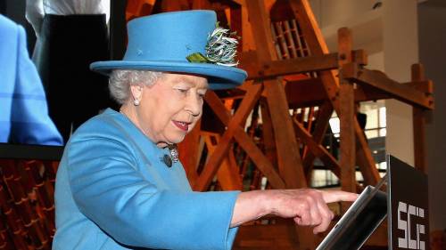 Elisabetta II, al Museo delle Scienze a Londra, ha scritto il primo tweet