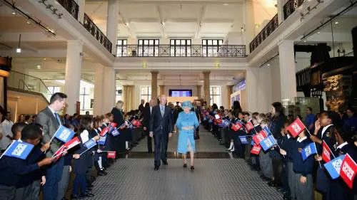 Elisabetta II invia il suo primo tweet a Londra