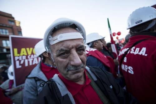 Un manifestante in piazza a Roma per la Cgil