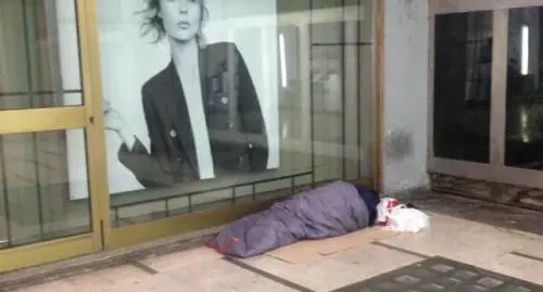 Molti clochard vicino al Duomo