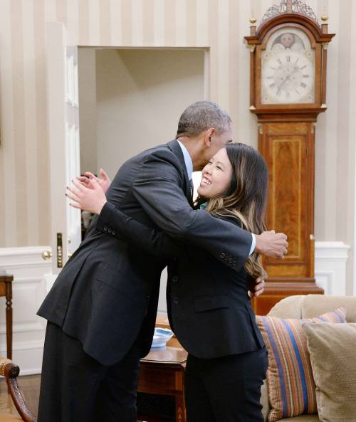 Obama abbraccia NIna Pham, l'infermiera guarita da Ebola