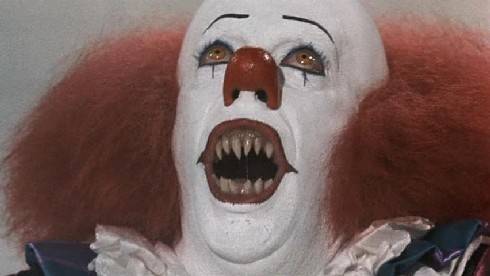 Travestito da clown minaccia madre e figlia con un dildo