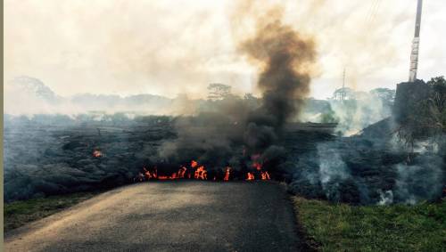 Hawaii, il villaggio minacciato dalla lava