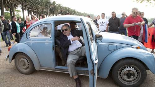 Elezioni in Uruguay, Mujica a votare in Maggiolino