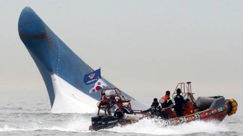Un'imbarcazione della Guardia costiera davanti alla Sewol che affonda