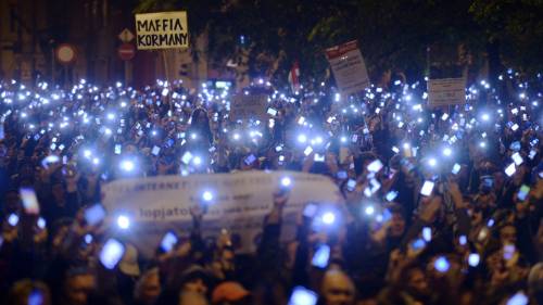 Ungheria, il governo ritira l'ipotesi "tassa su internet" dopo le proteste