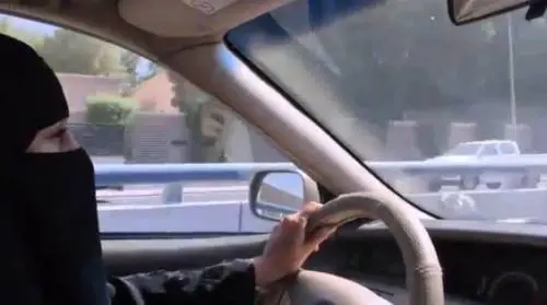 Arabia Saudita, le donne al volante sfidano il divieto
