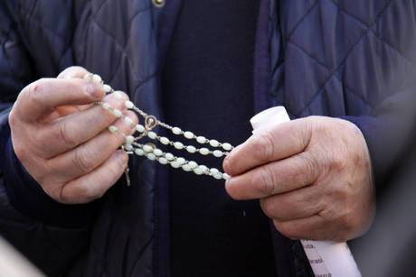 "Frustava i fedeli col rosario": rinviato a giudizio prete abruzzese