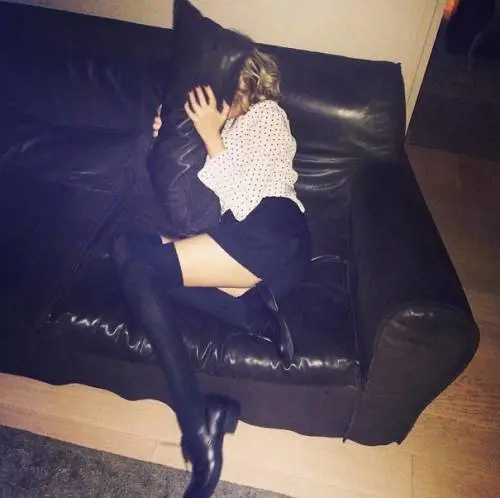 Alessia Marcuzzi sul divano di casa