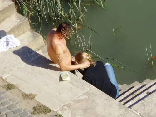 Sesso orale sul lungo Tevere a Roma - tratto da Il Giornale