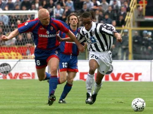 Ingesson con la maglia del Bologna in una partita contro la Juventus