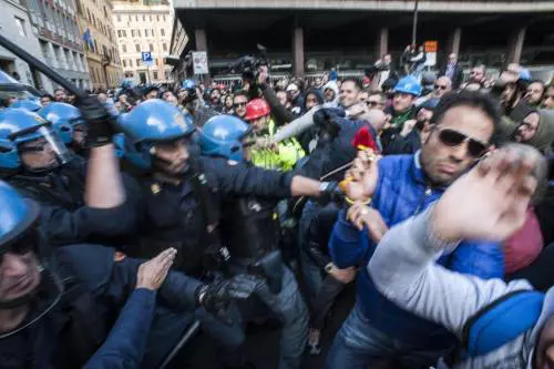 Il video che sbugiarda la Fiom: operai Ast contro la polizia