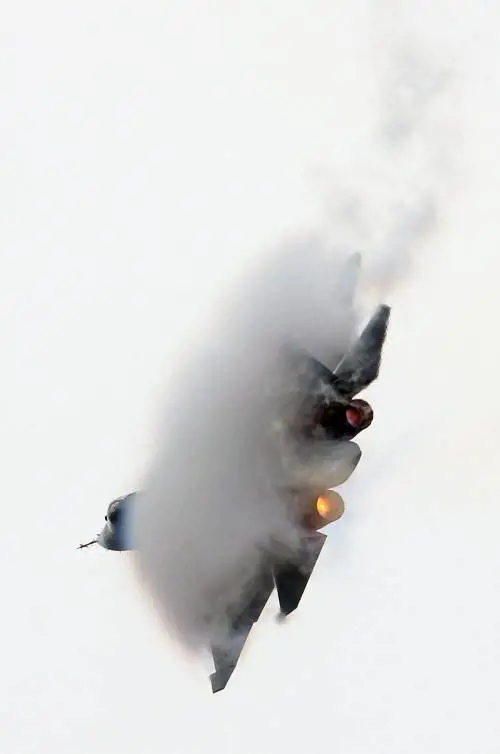 Un T-50 russo in volo durante il Moscow International Aviation and Space Salon