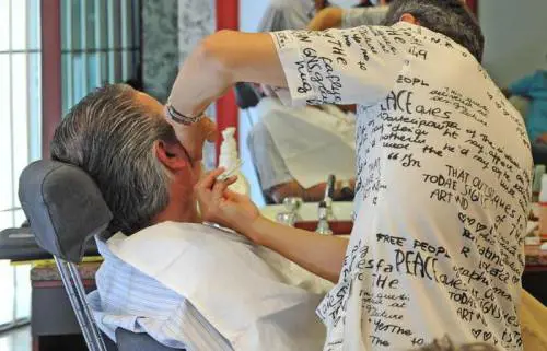 Multato per un poster, parrucchiere paga con tinte e lozioni