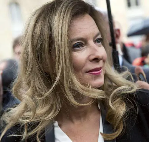 "Come sta François?". La ex di Hollande lo schiaffeggia al bar