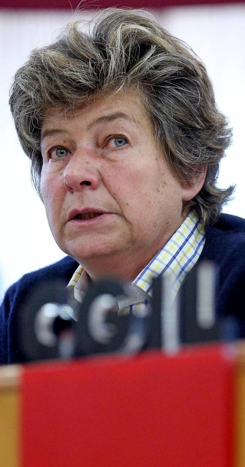 Nella manovra previsto il taglio di 150 milioni: la Camusso cerca sponda nell'ala sinistra Pd